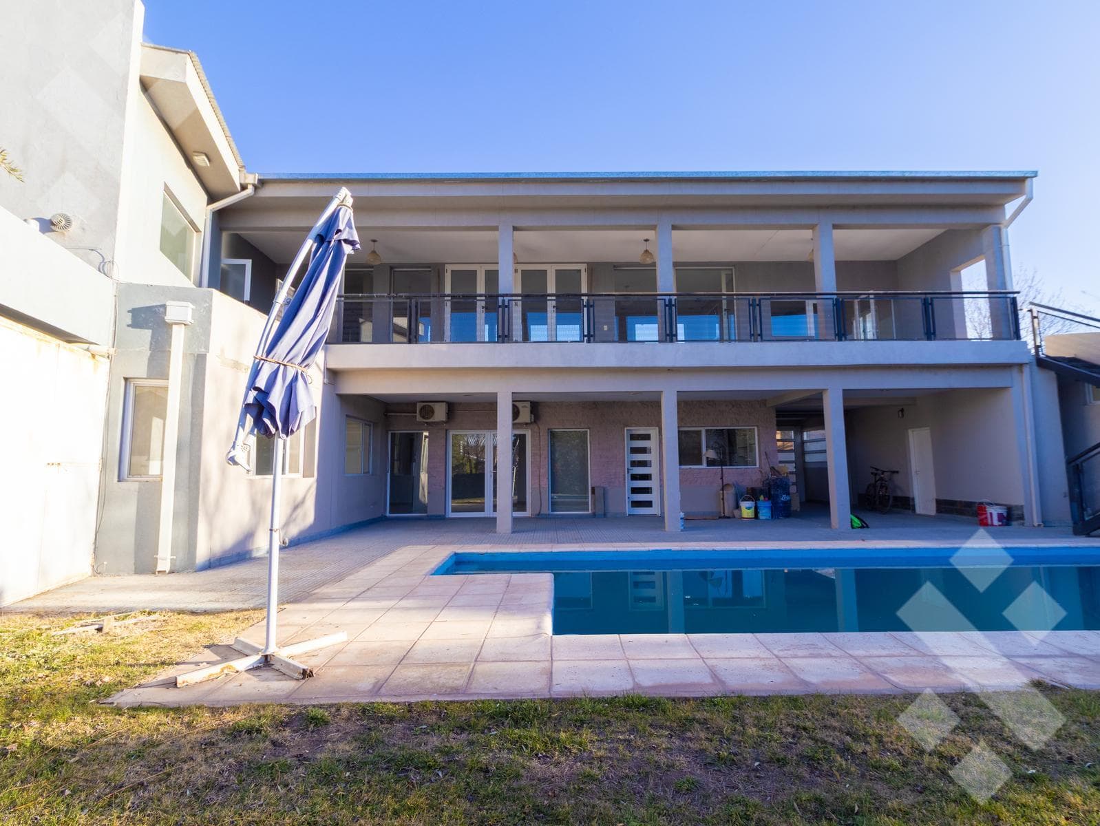 3-Bedroom House for Sale with Pool - Comahue Golf Club Neighborhood - Neuquén City