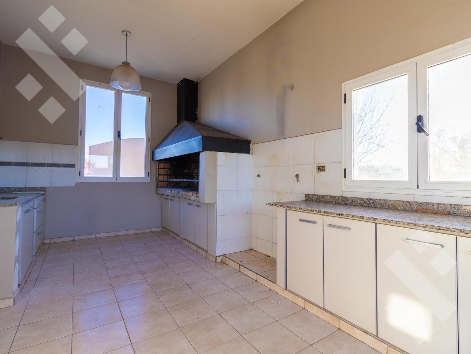 3-Bedroom House for Sale with Pool - Comahue Golf Club Neighborhood - Neuquén City