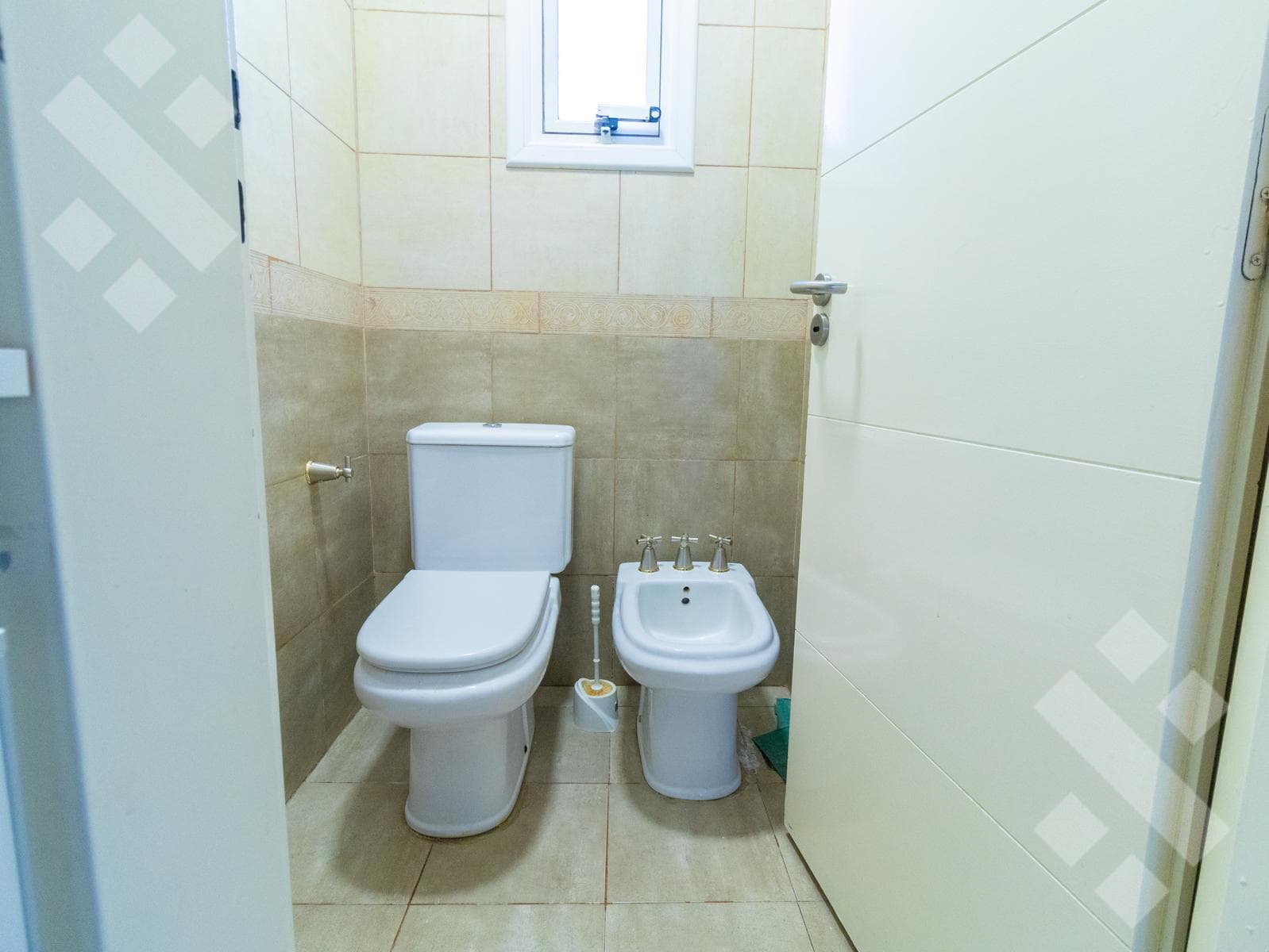 3-Bedroom House for Sale with Pool - Comahue Golf Club Neighborhood - Neuquén City