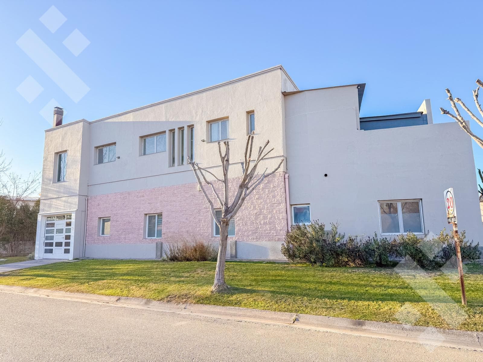 3-Bedroom House for Sale with Pool - Comahue Golf Club Neighborhood - Neuquén City
