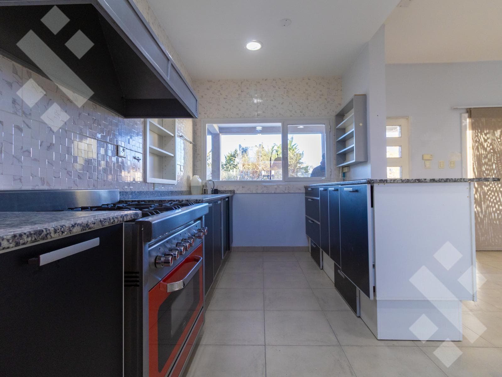 3-Bedroom House for Sale with Pool - Comahue Golf Club Neighborhood - Neuquén City