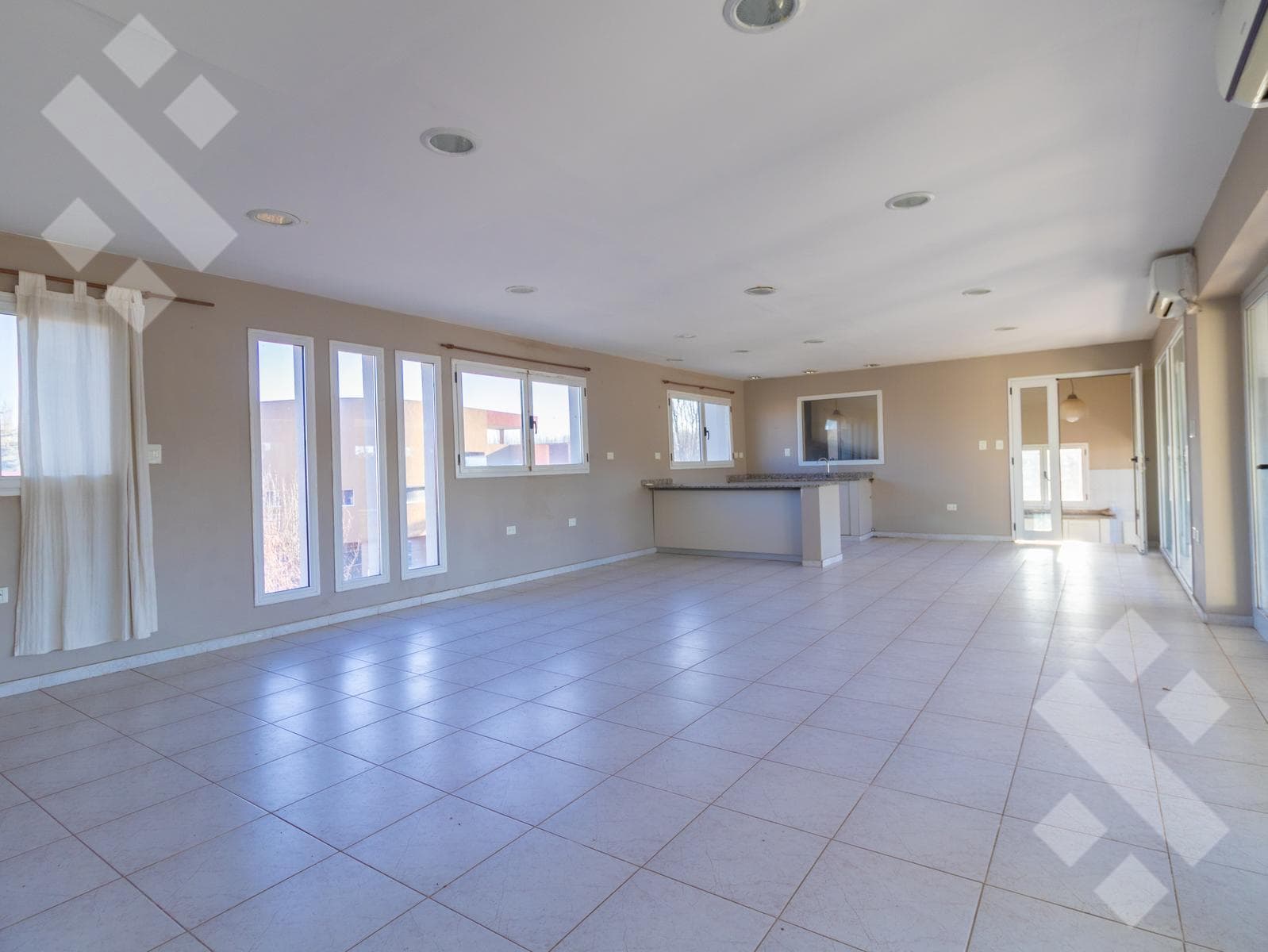 3-Bedroom House for Sale with Pool - Comahue Golf Club Neighborhood - Neuquén City