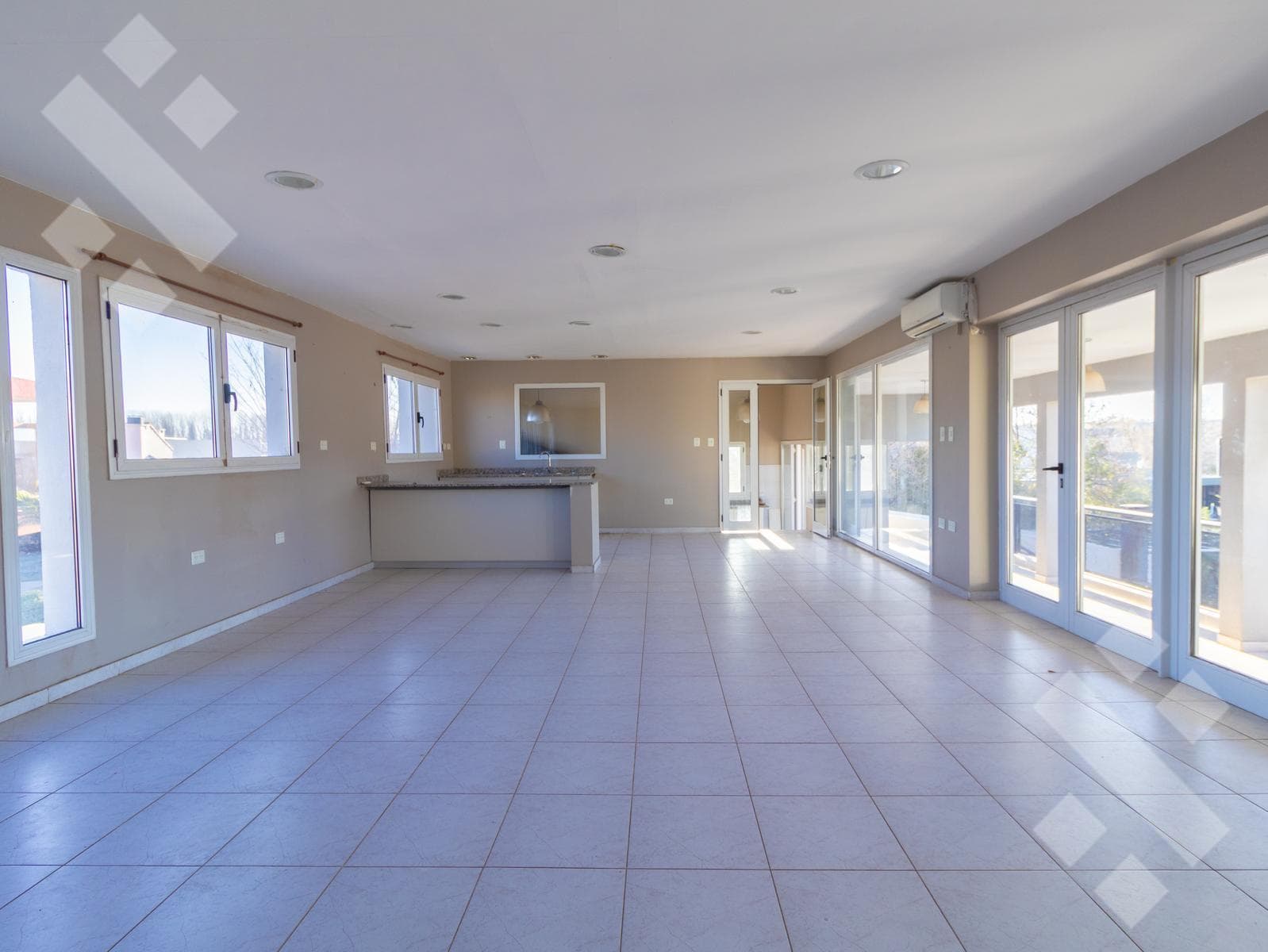 3-Bedroom House for Sale with Pool - Comahue Golf Club Neighborhood - Neuquén City