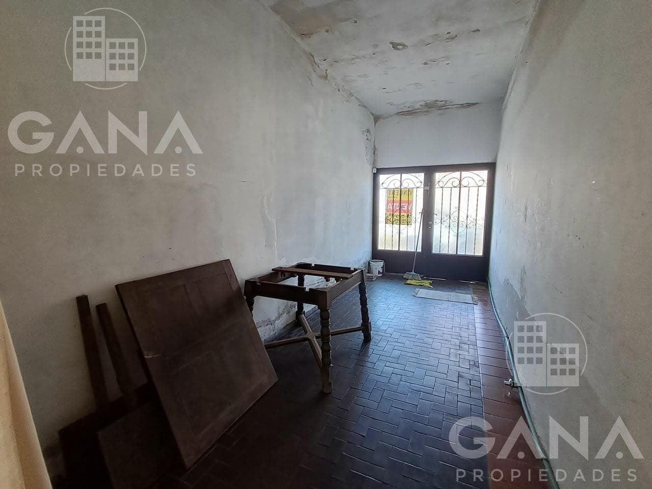 Venta Casa en Barrio Belgrano 2 dormitorios con cochera, patio verde.