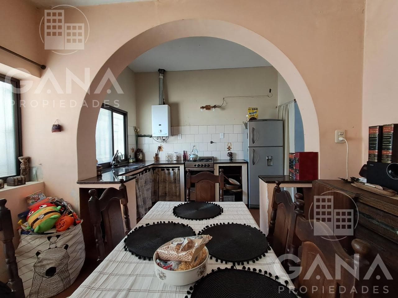 Venta Casa en Barrio Belgrano 2 dormitorios con cochera, patio verde.