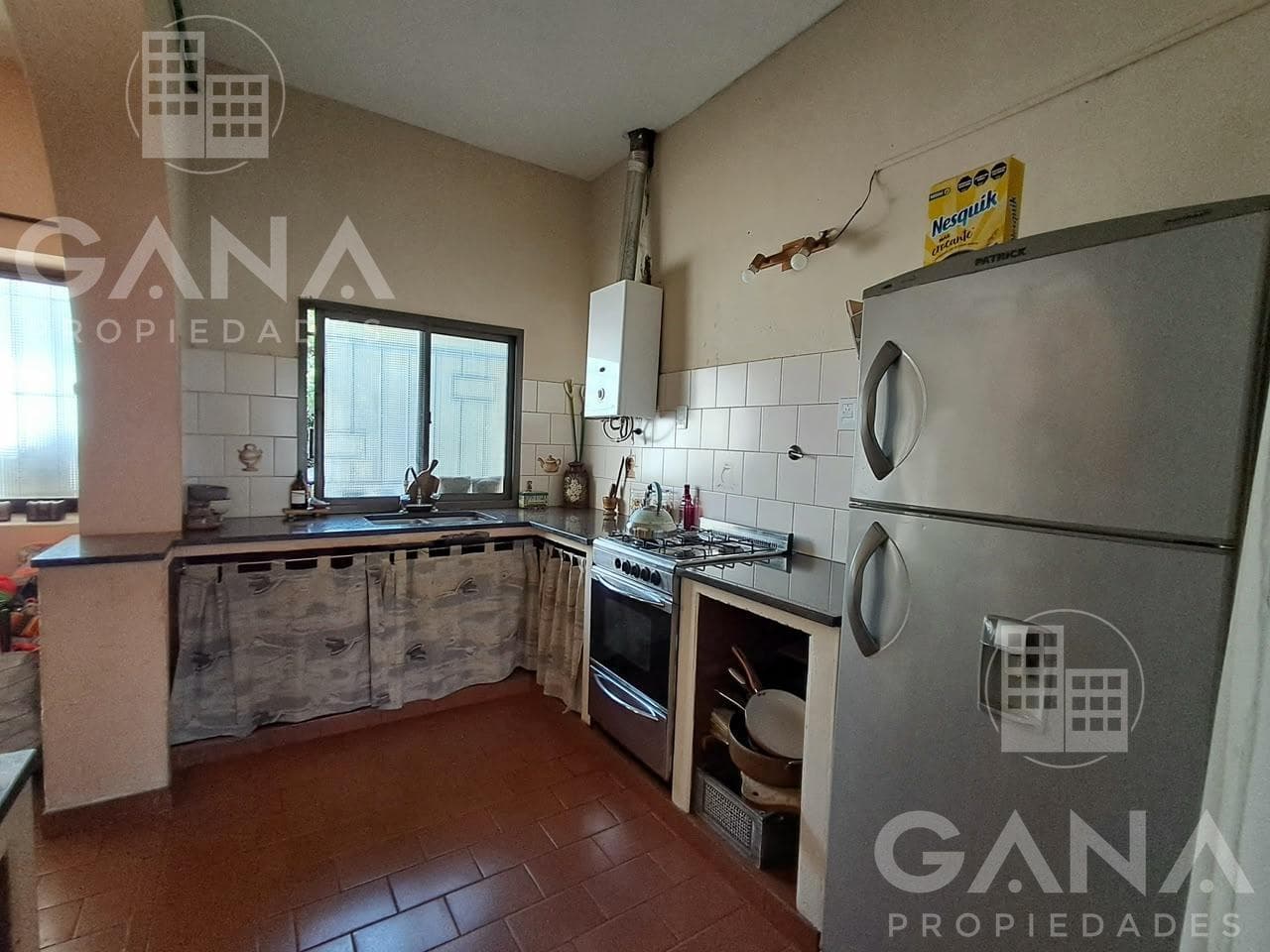 Venta Casa en Barrio Belgrano 2 dormitorios con cochera, patio verde.
