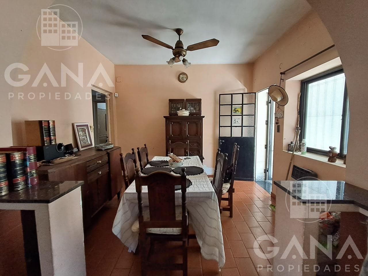 Venta Casa en Barrio Belgrano 2 dormitorios con cochera, patio verde.