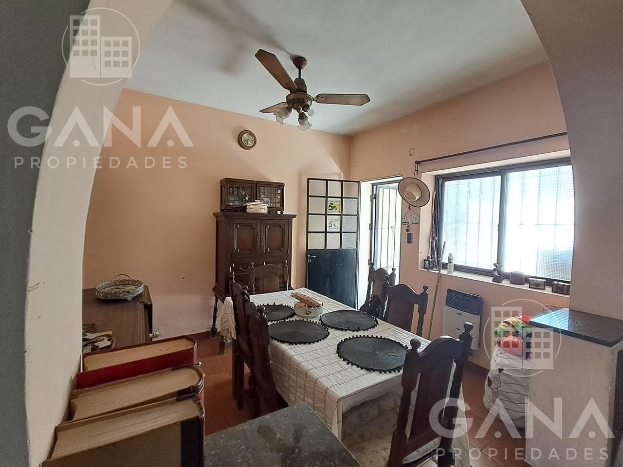 Venta Casa en Barrio Belgrano 2 dormitorios con cochera, patio verde.