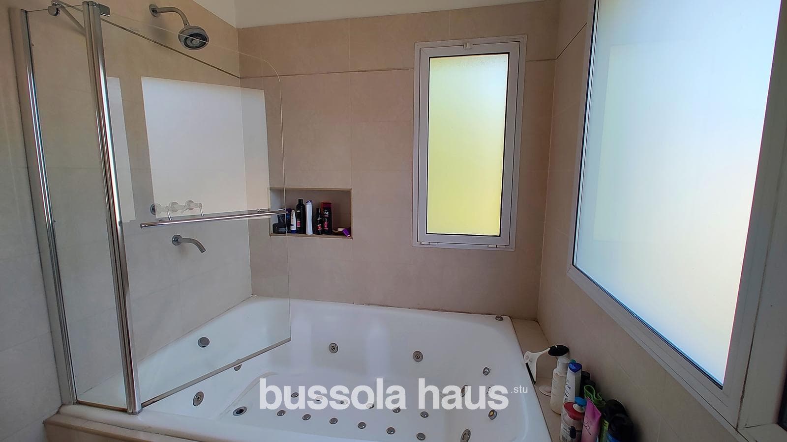 House for sale: 7 rooms, lake views, pool, El Encuentro neighborhood, Tigre—a great opportunity