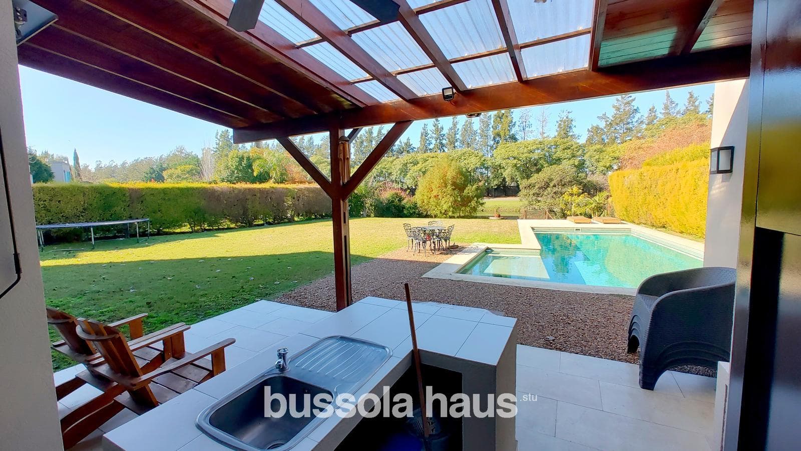 House for sale: 7 rooms, lake views, pool, El Encuentro neighborhood, Tigre—a great opportunity