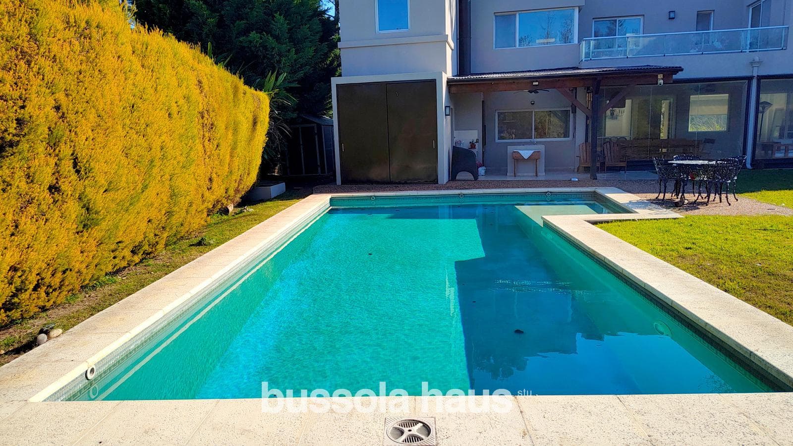 House for sale: 7 rooms, lake views, pool, El Encuentro neighborhood, Tigre—a great opportunity
