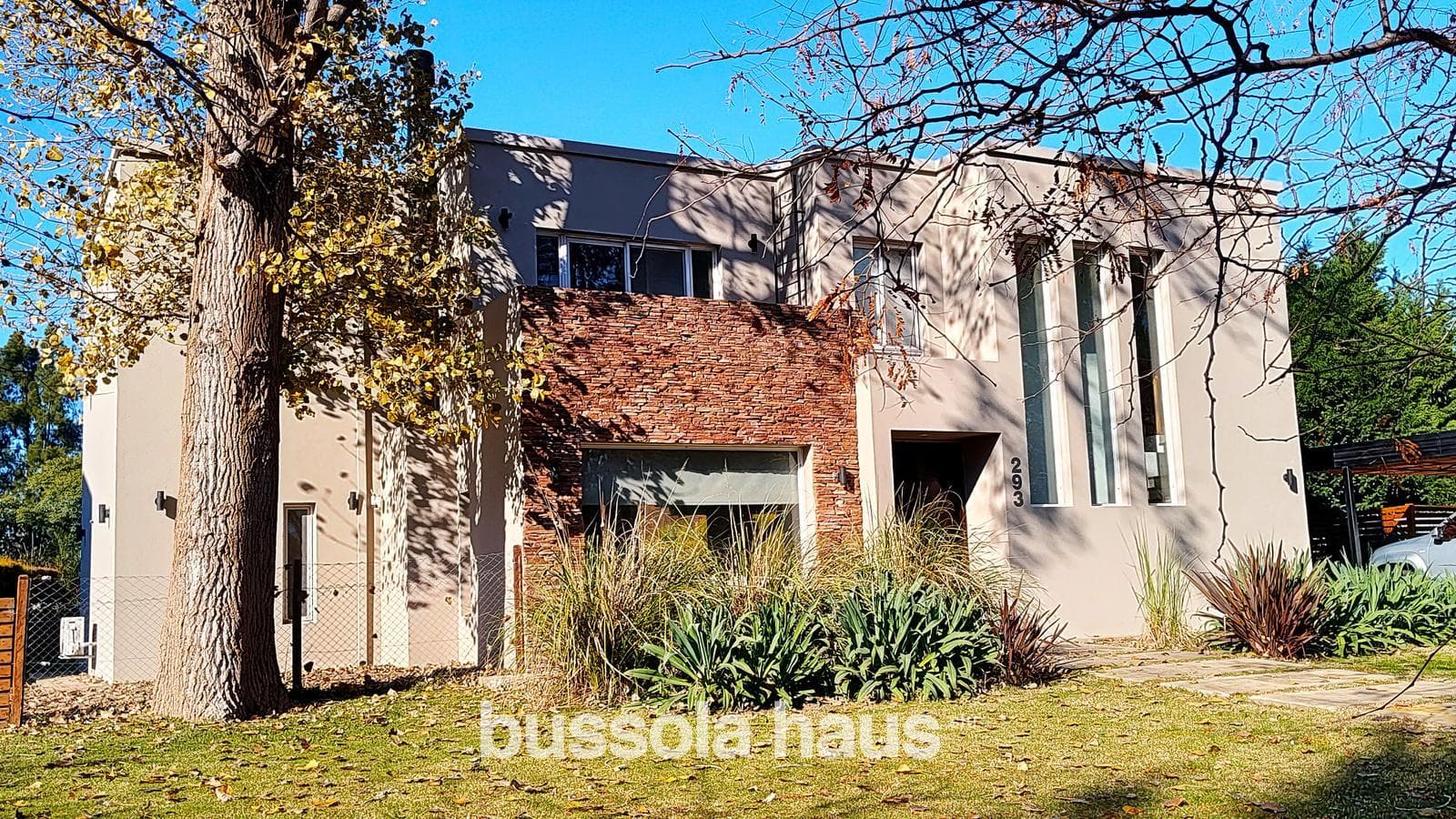 House for sale: 7 rooms, lake views, pool, El Encuentro neighborhood, Tigre—a great opportunity