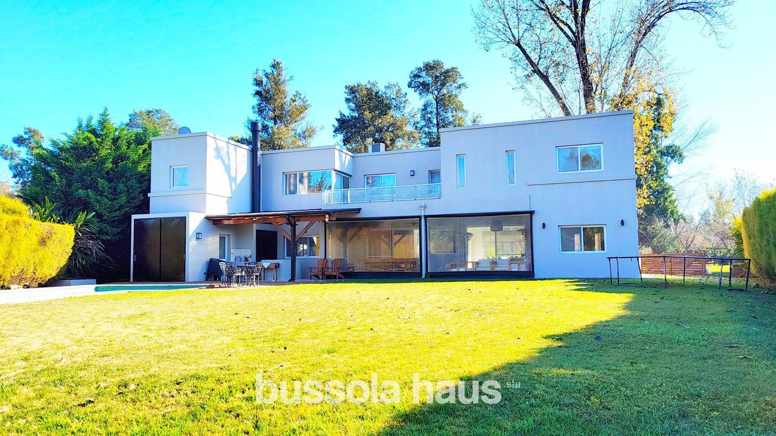 House for sale: 7 rooms, lake views, pool, El Encuentro neighborhood, Tigre—a great opportunity