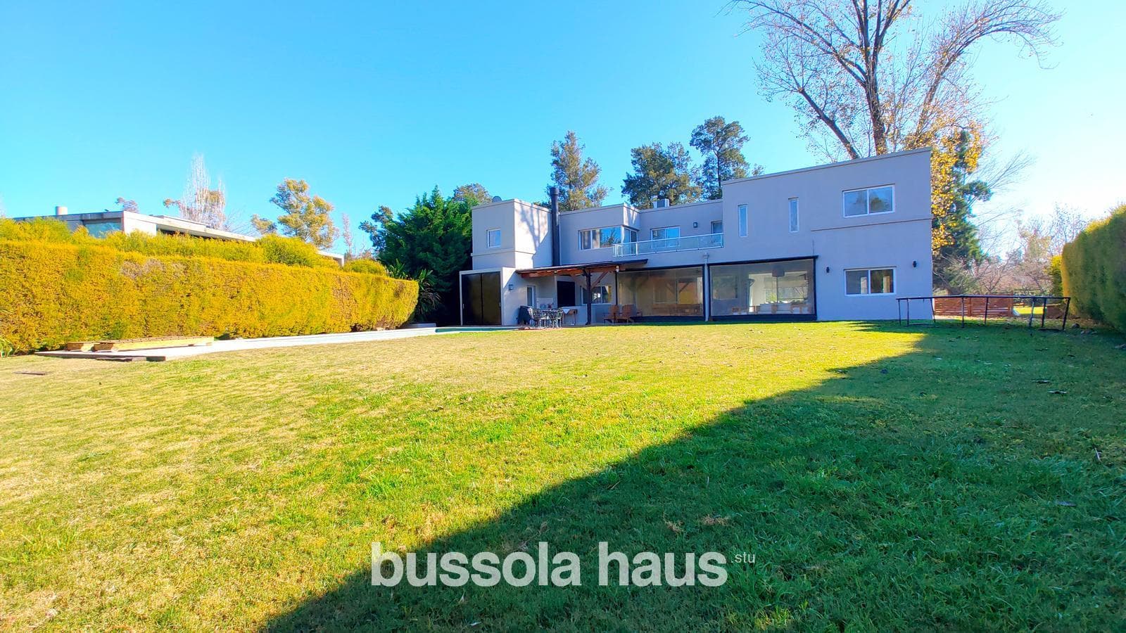 House for sale: 7 rooms, lake views, pool, El Encuentro neighborhood, Tigre—a great opportunity