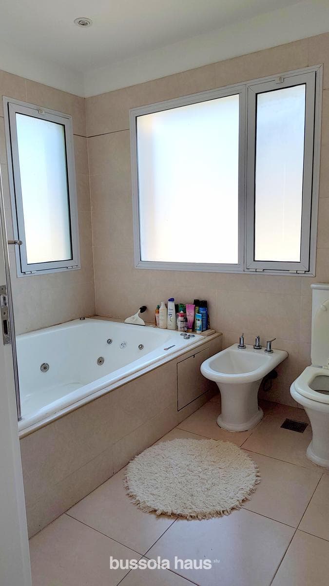 House for sale: 7 rooms, lake views, pool, El Encuentro neighborhood, Tigre—a great opportunity