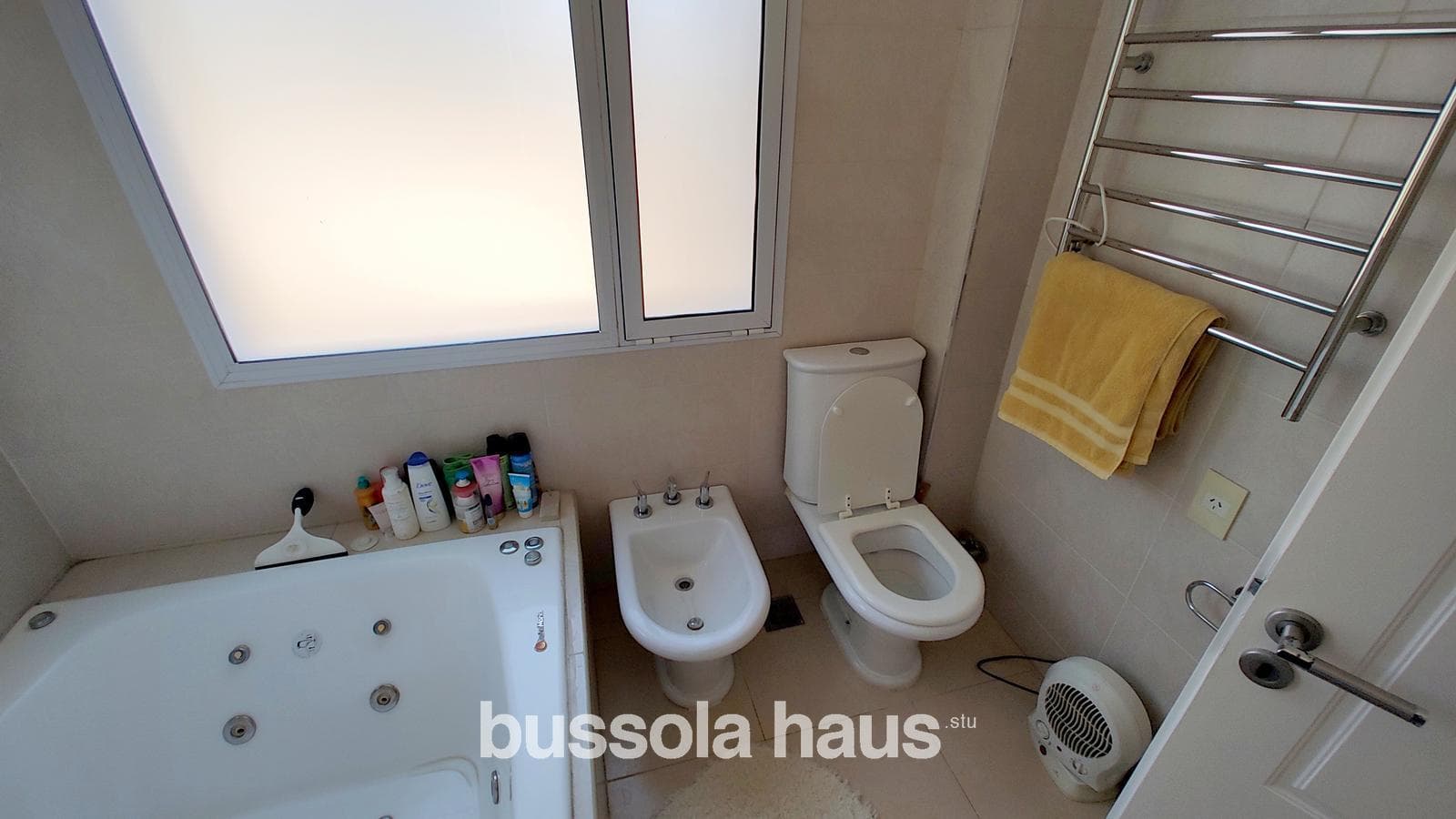 House for sale: 7 rooms, lake views, pool, El Encuentro neighborhood, Tigre—a great opportunity