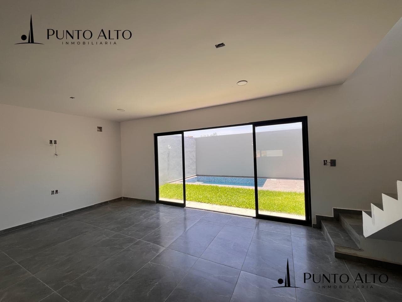 HOUSE FOR SALE IN THE ANDARES MIRAMAR NEIGHBORHOOD, 5 MINUTES FROM THE BEACH
