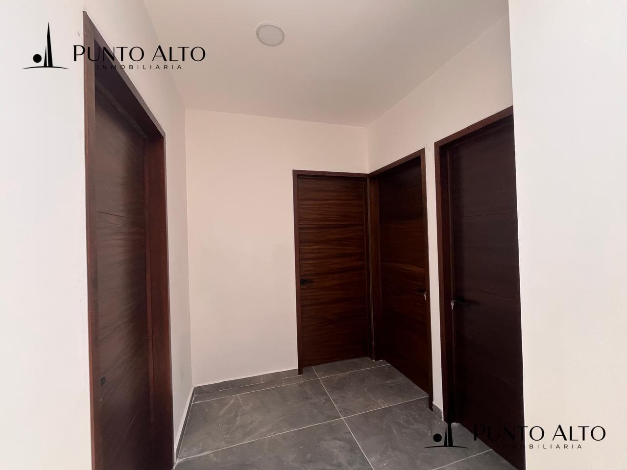 HOUSE FOR SALE IN THE ANDARES MIRAMAR NEIGHBORHOOD, 5 MINUTES FROM THE BEACH
