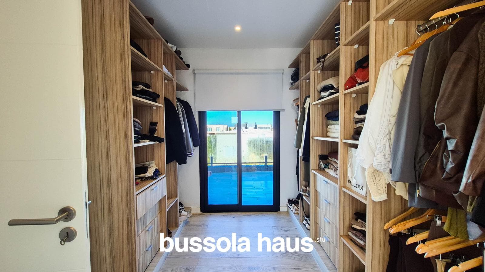 4-Bedroom House for Sale on an Interior Lot with a Pool in Vila Marina Villanueva