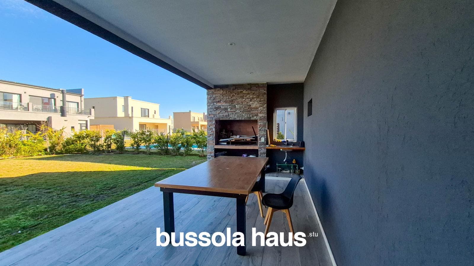 4-Bedroom House for Sale on an Interior Lot with a Pool in Vila Marina Villanueva