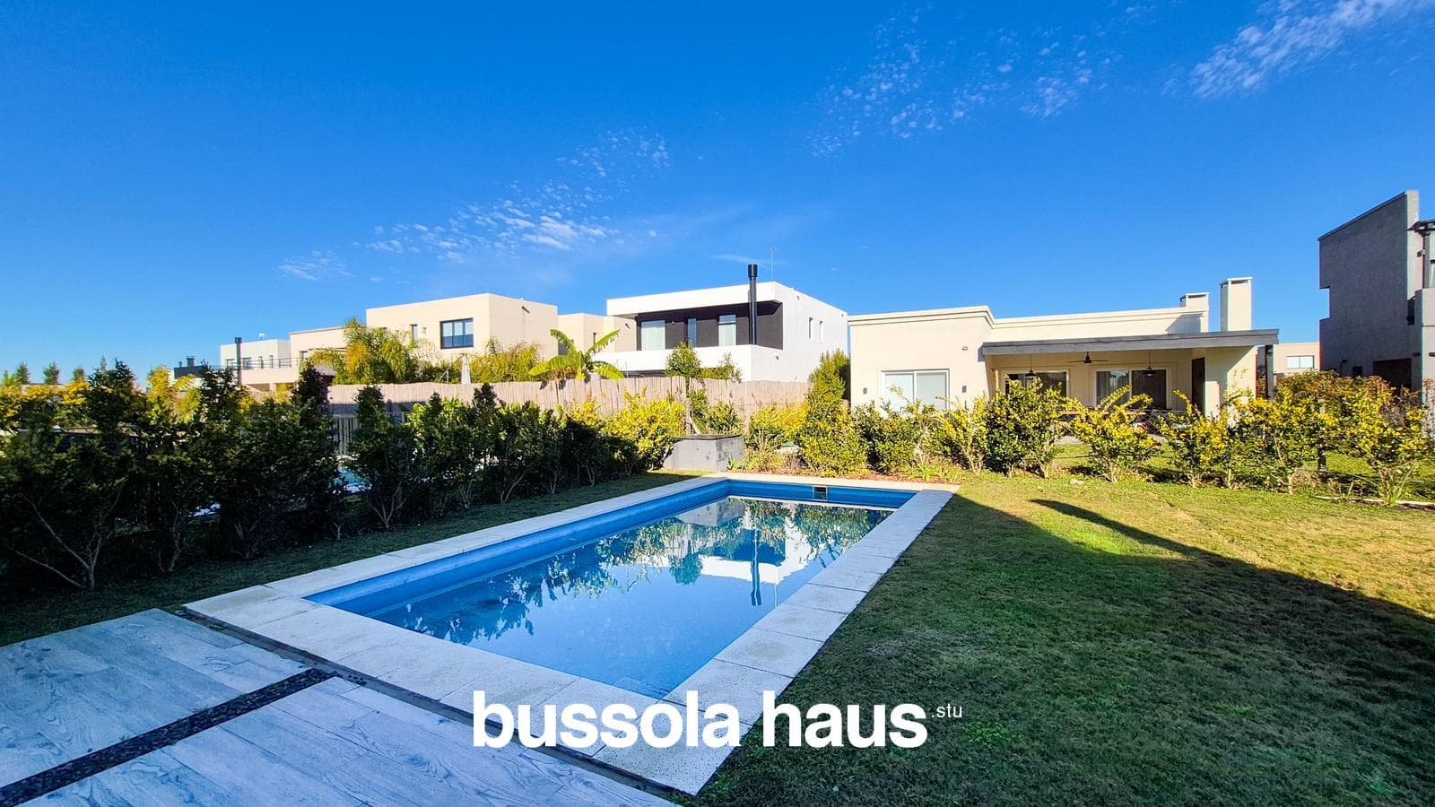 4-Bedroom House for Sale on an Interior Lot with a Pool in Vila Marina Villanueva