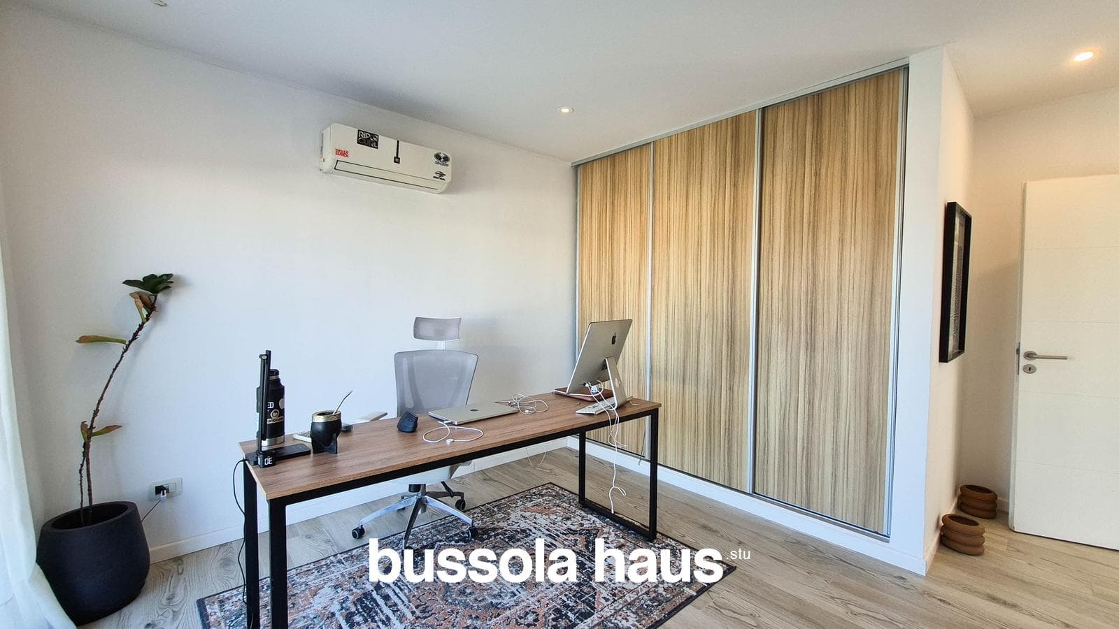 4-Bedroom House for Sale on an Interior Lot with a Pool in Vila Marina Villanueva
