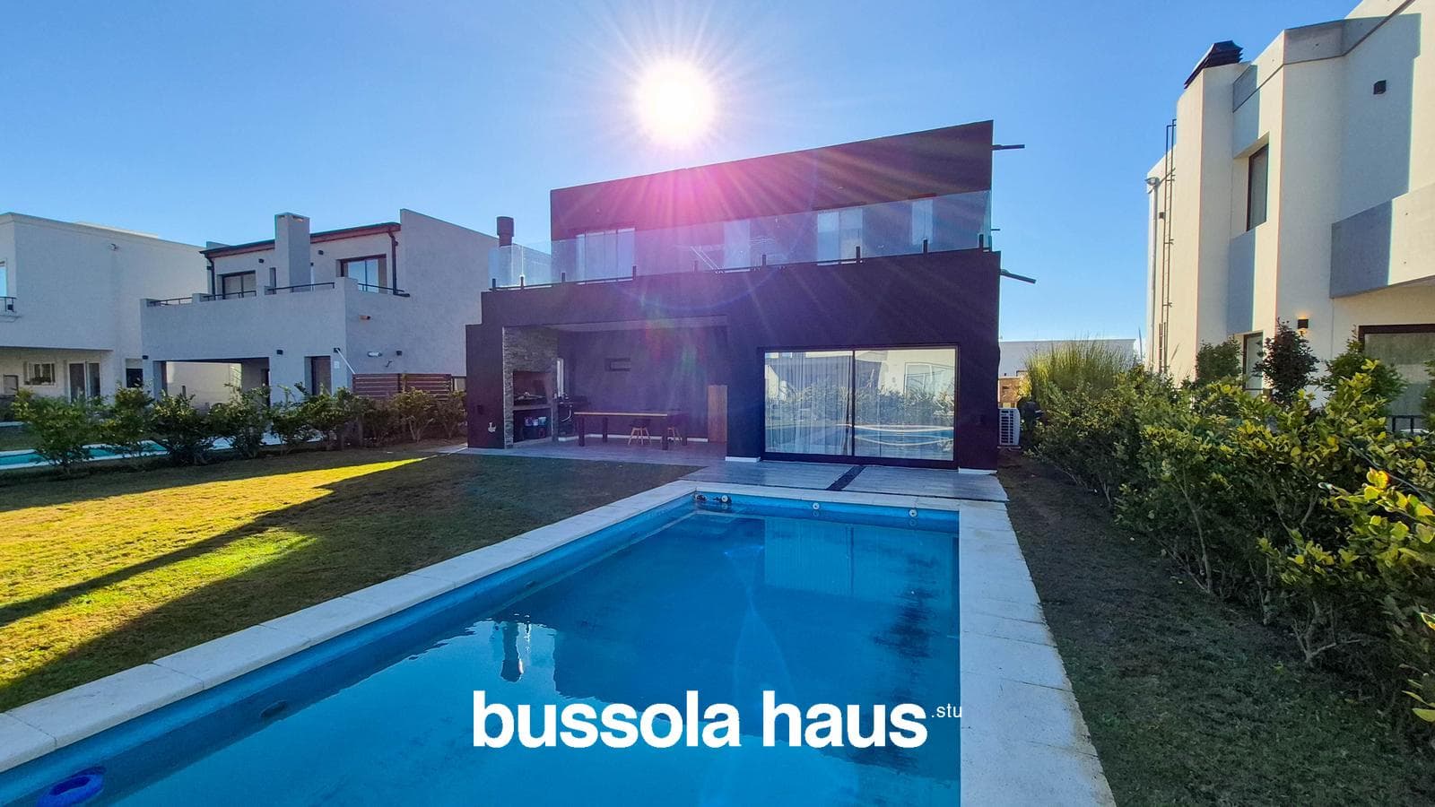 4-Bedroom House for Sale on an Interior Lot with a Pool in Vila Marina Villanueva