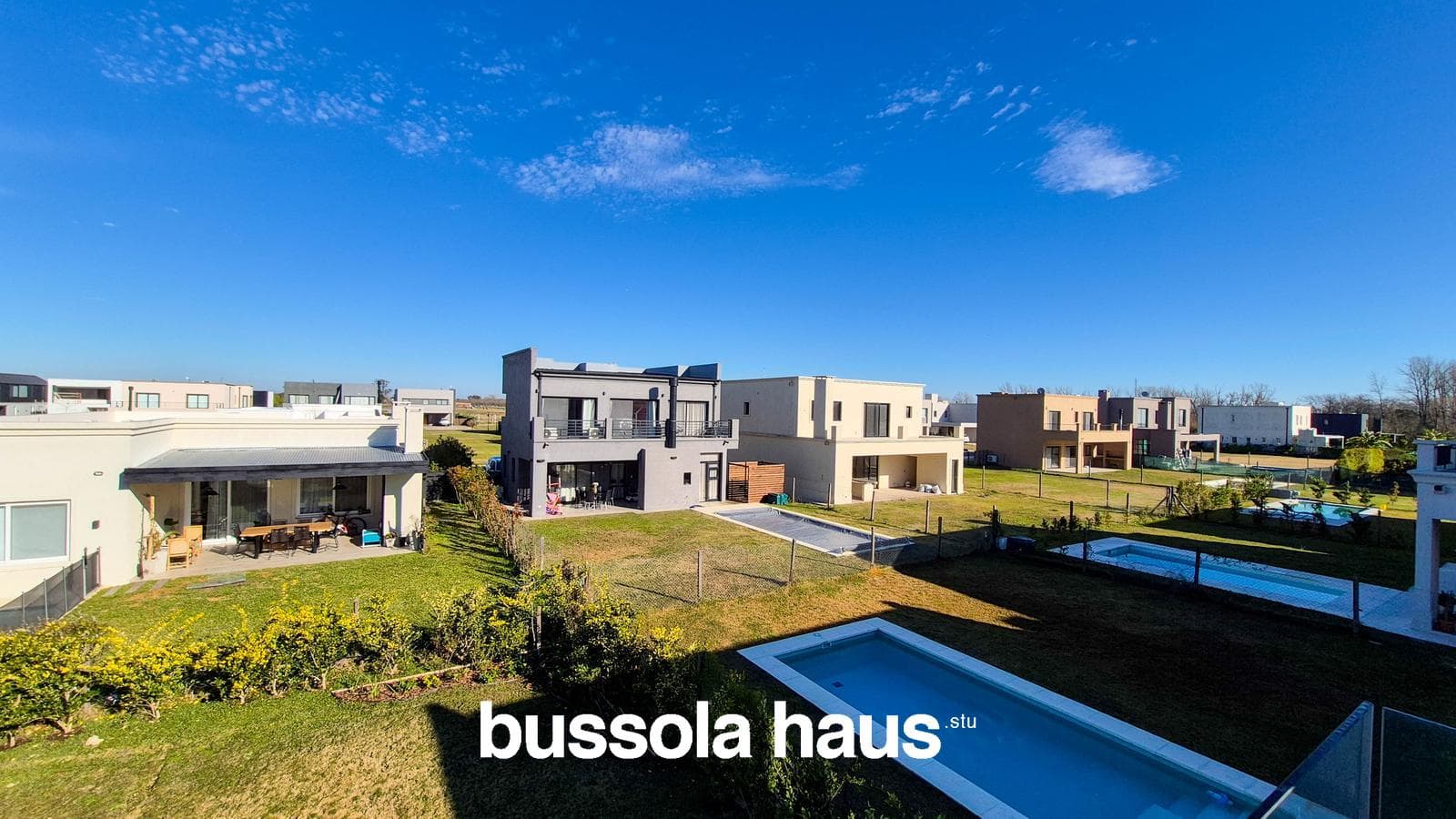 4-Bedroom House for Sale on an Interior Lot with a Pool in Vila Marina Villanueva