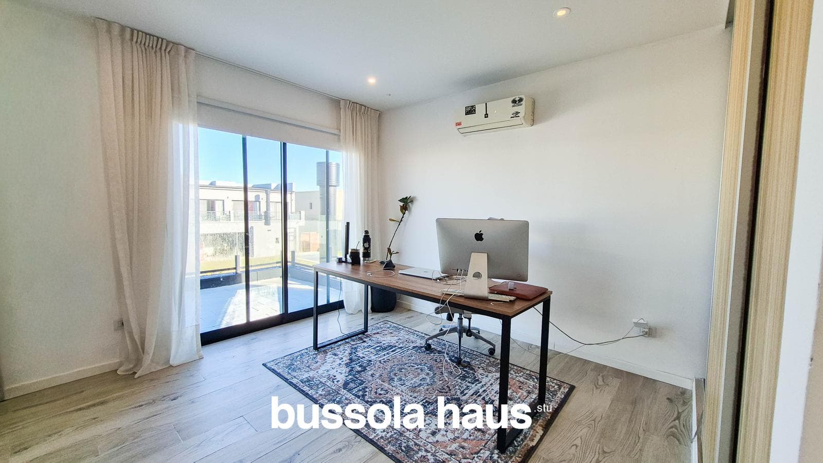 4-Bedroom House for Sale on an Interior Lot with a Pool in Vila Marina Villanueva