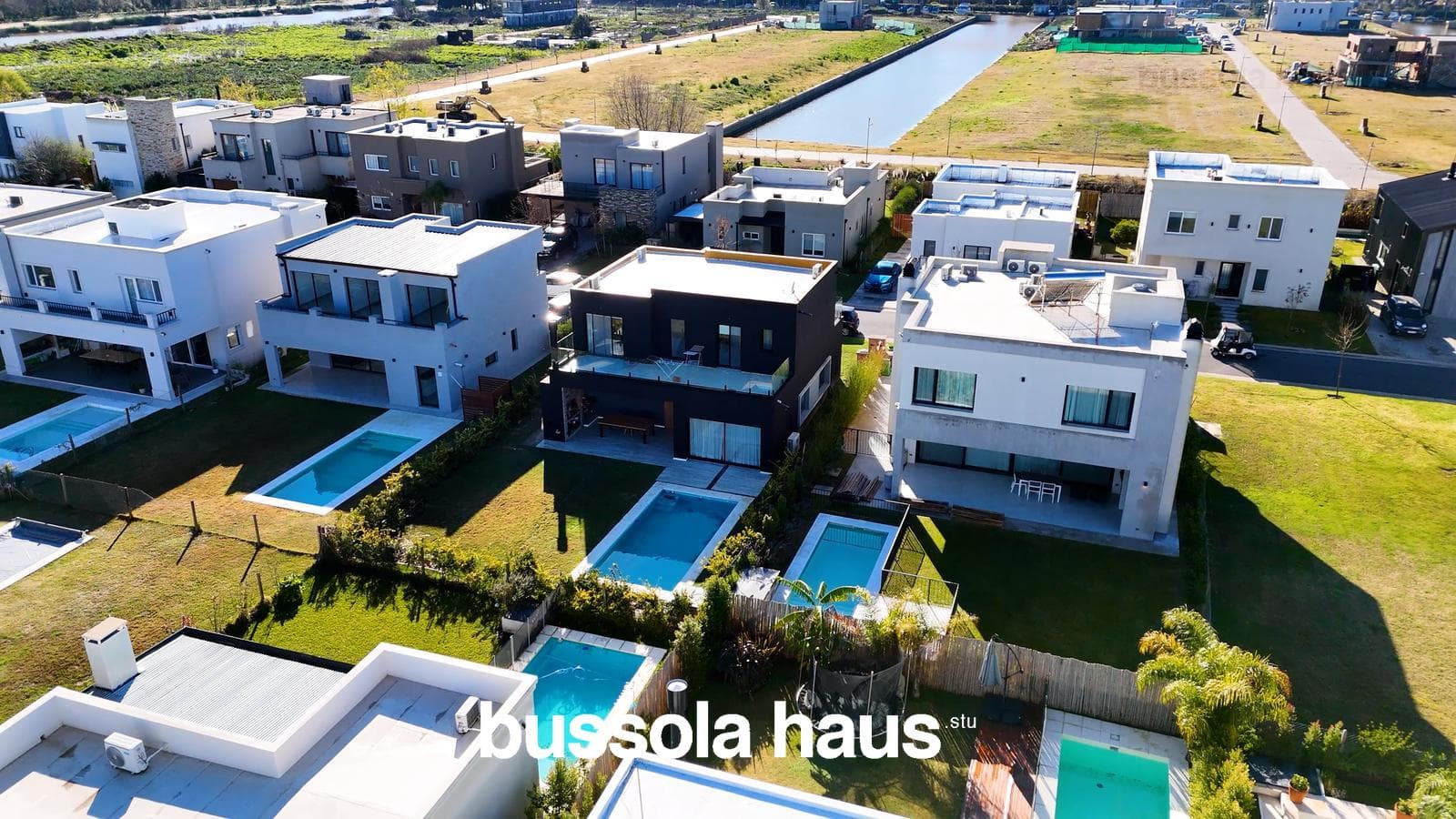 4-Bedroom House for Sale on an Interior Lot with a Pool in Vila Marina Villanueva
