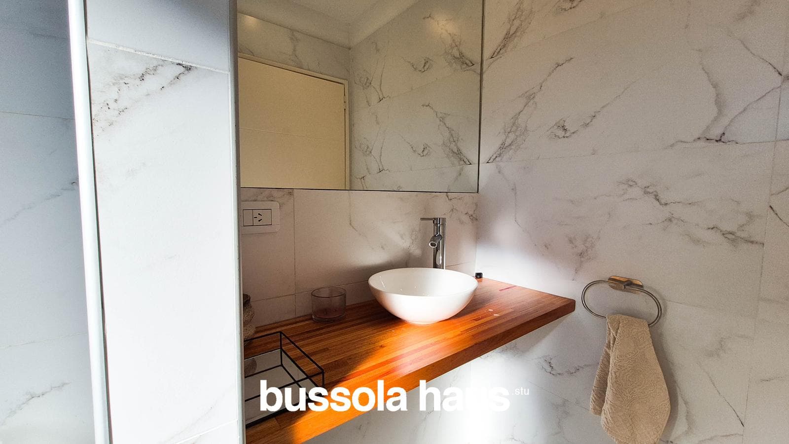 4-Bedroom House for Sale on an Interior Lot with a Pool in Vila Marina Villanueva