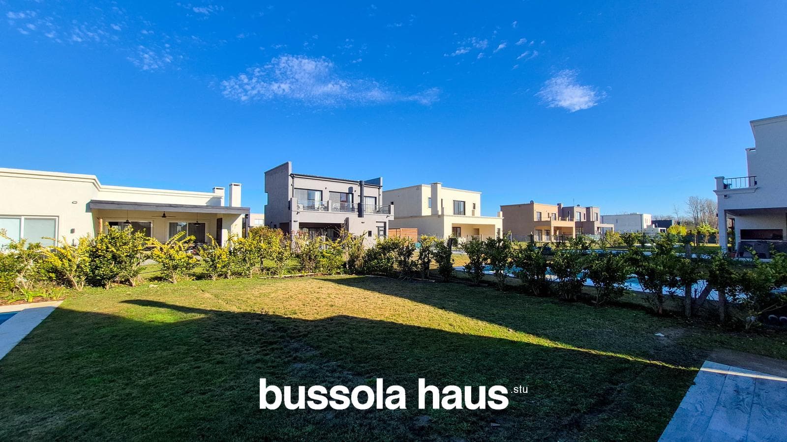 4-Bedroom House for Sale on an Interior Lot with a Pool in Vila Marina Villanueva