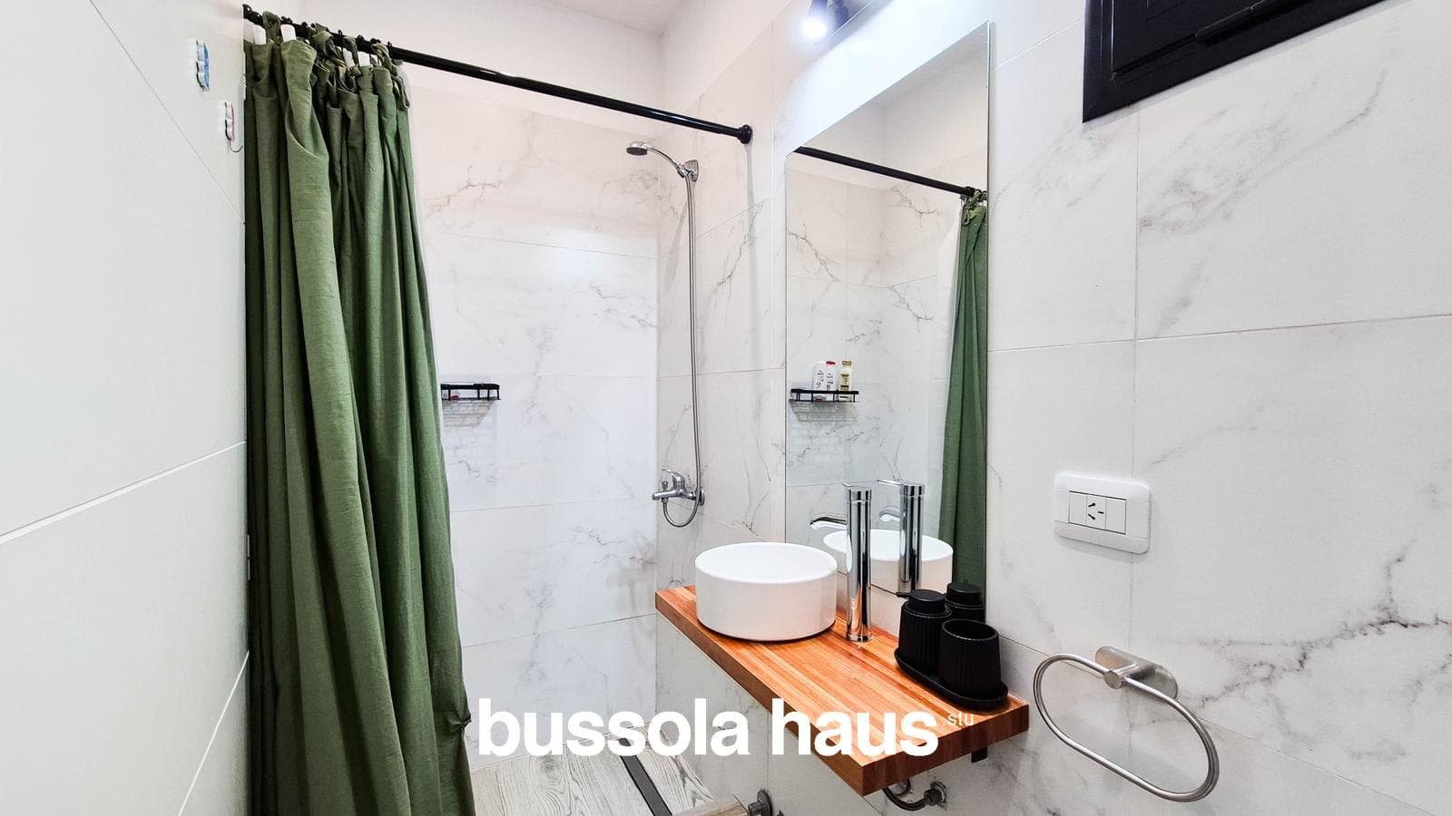 4-Bedroom House for Sale on an Interior Lot with a Pool in Vila Marina Villanueva