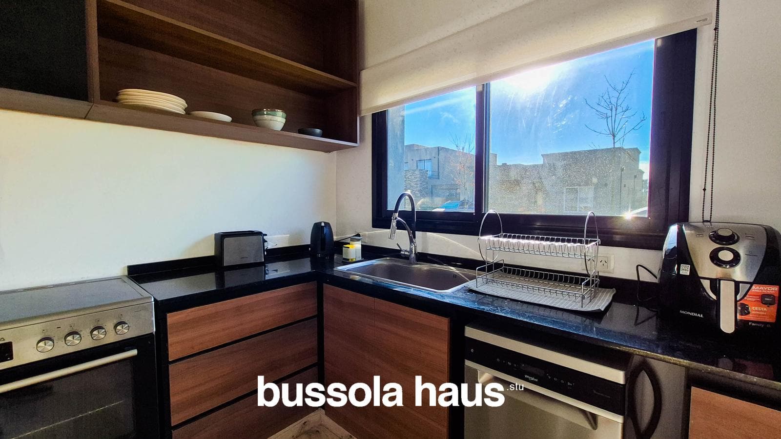 4-Bedroom House for Sale on an Interior Lot with a Pool in Vila Marina Villanueva