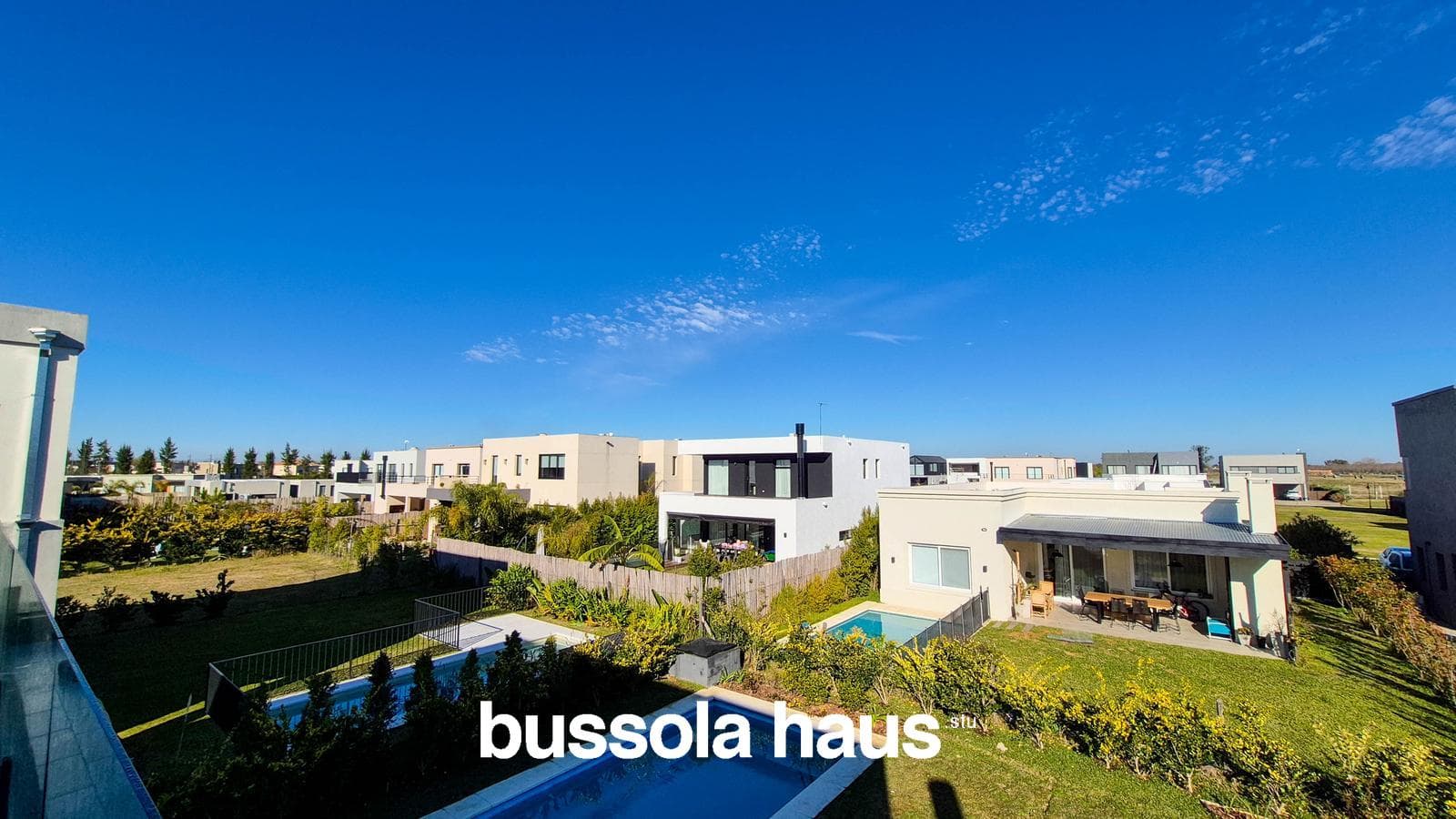 4-Bedroom House for Sale on an Interior Lot with a Pool in Vila Marina Villanueva
