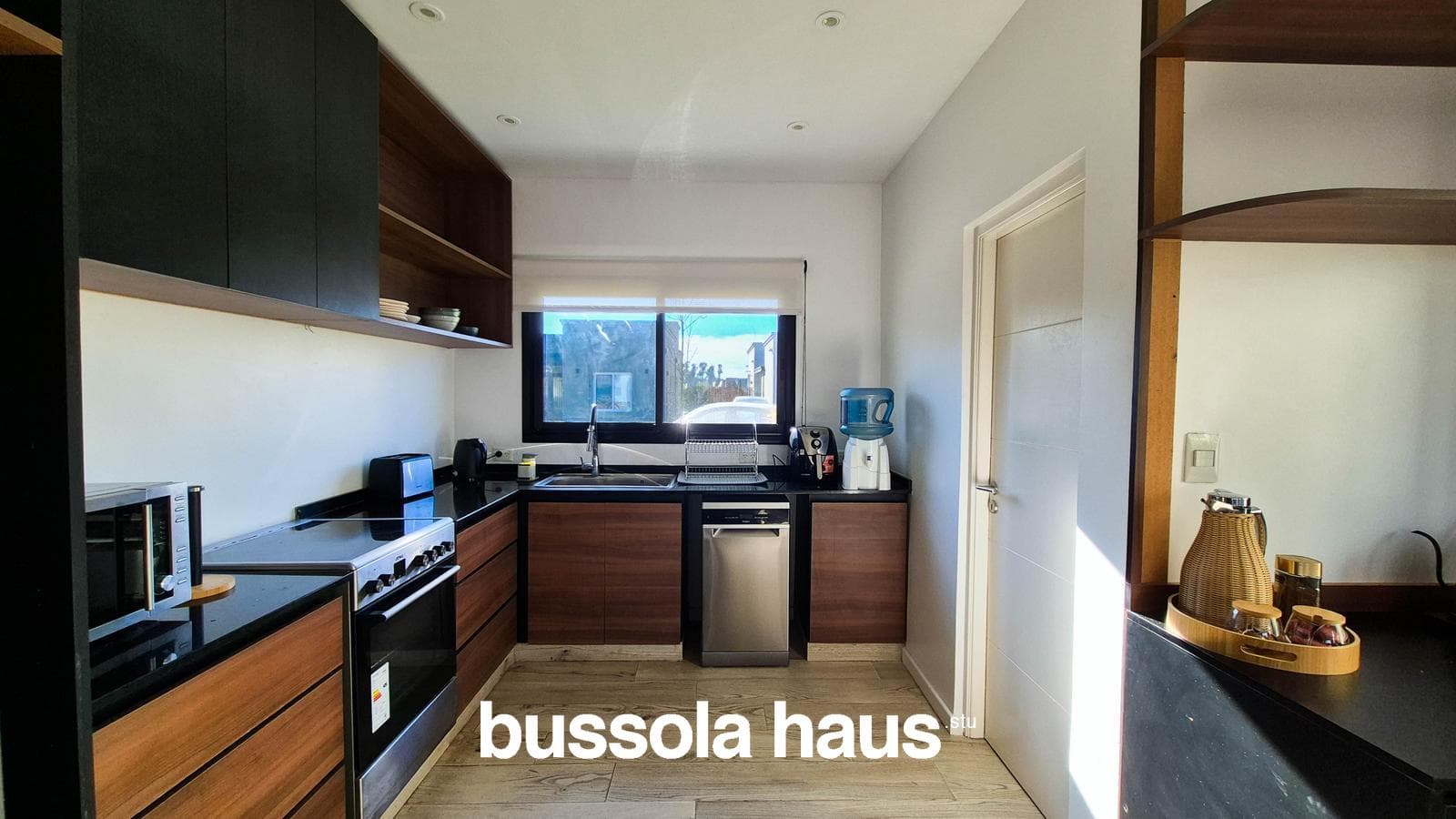 4-Bedroom House for Sale on an Interior Lot with a Pool in Vila Marina Villanueva