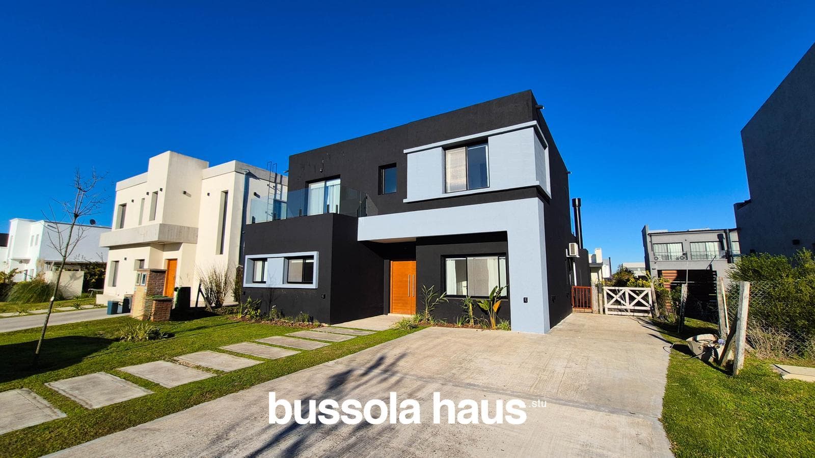 4-Bedroom House for Sale on an Interior Lot with a Pool in Vila Marina Villanueva