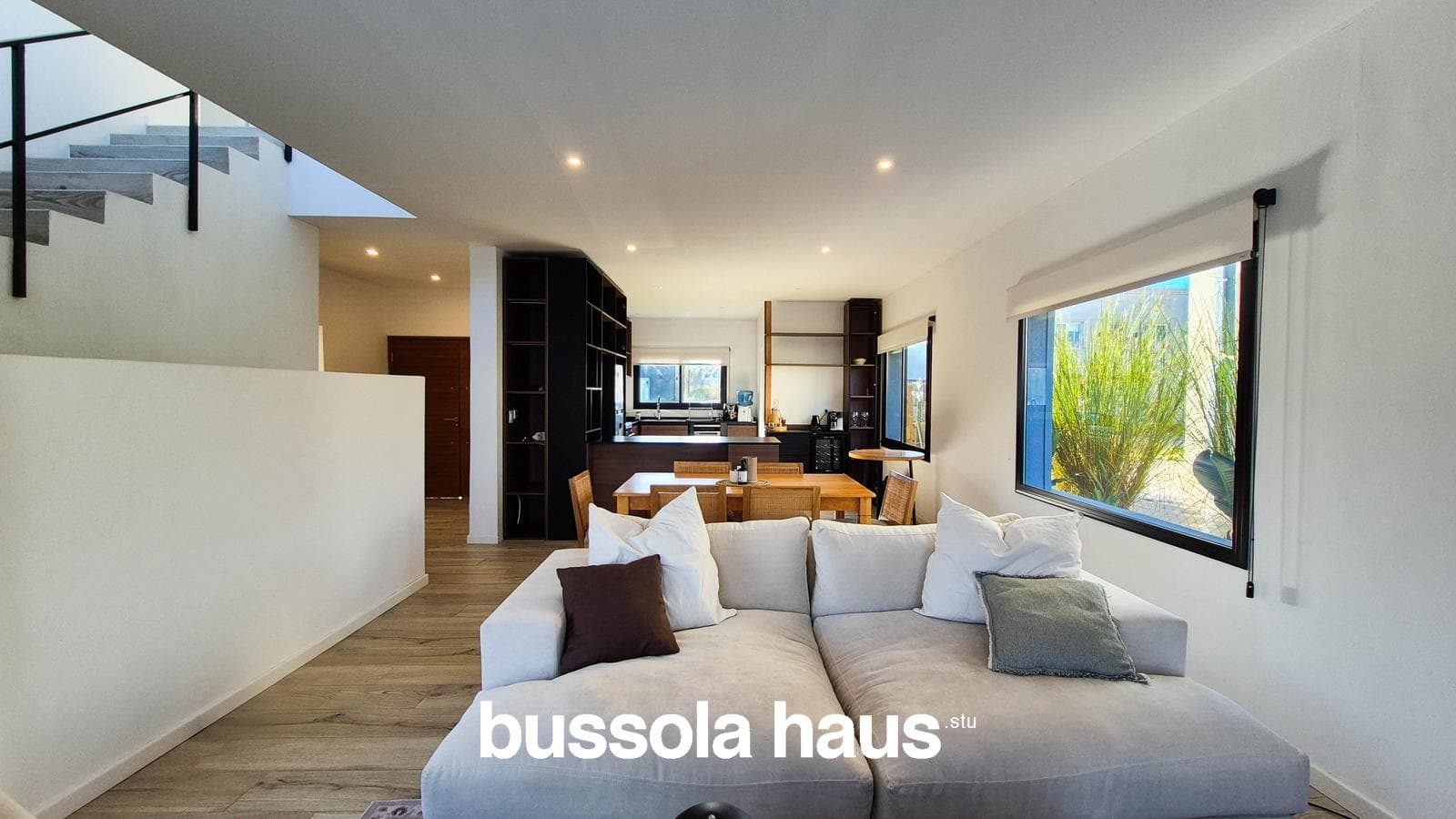 4-Bedroom House for Sale on an Interior Lot with a Pool in Vila Marina Villanueva