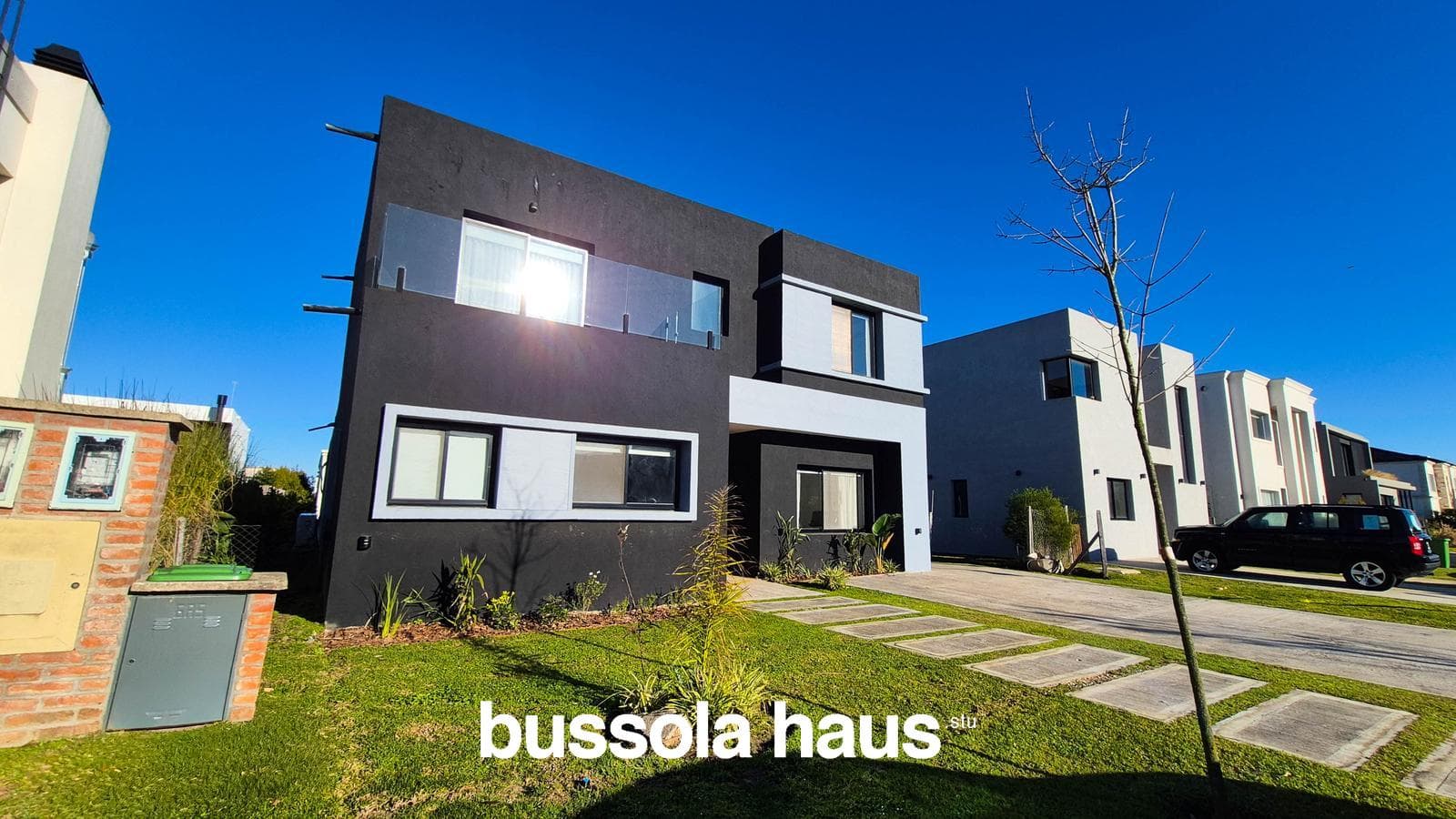 4-Bedroom House for Sale on an Interior Lot with a Pool in Vila Marina Villanueva