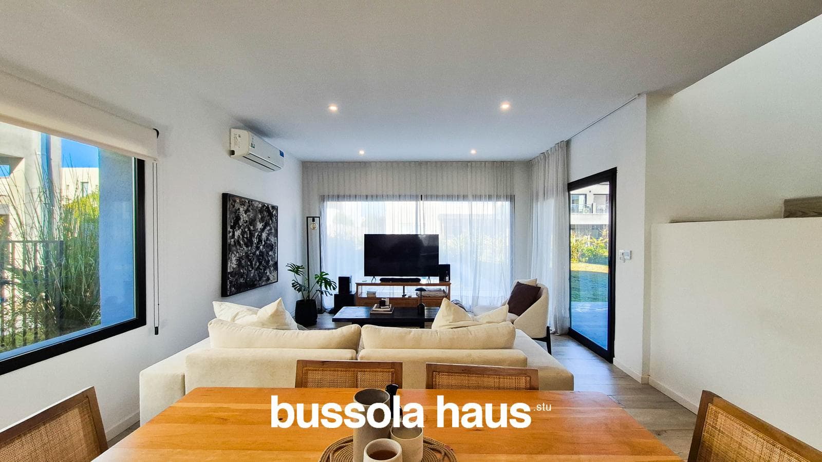 4-Bedroom House for Sale on an Interior Lot with a Pool in Vila Marina Villanueva
