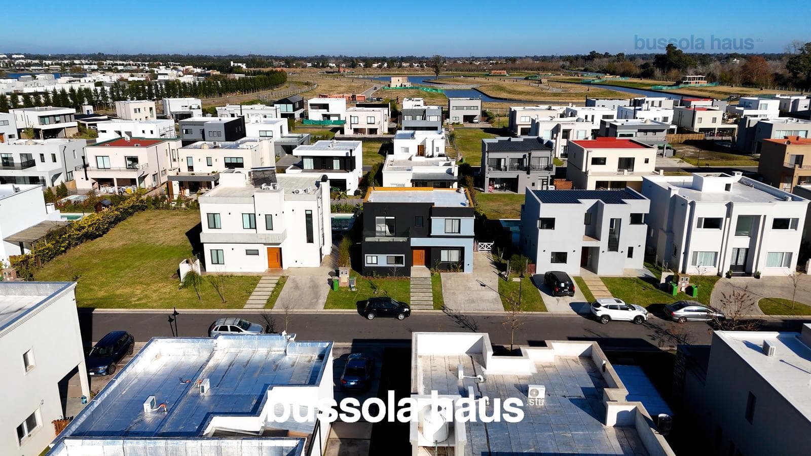 4-Bedroom House for Sale on an Interior Lot with a Pool in Vila Marina Villanueva