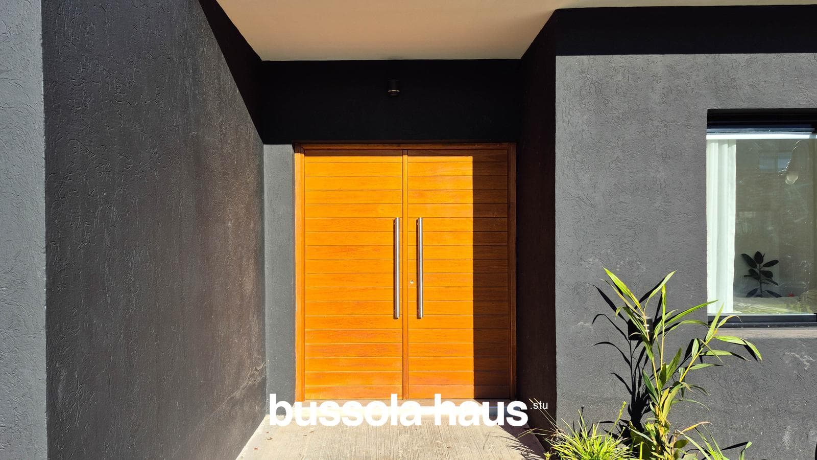 4-Bedroom House for Sale on an Interior Lot with a Pool in Vila Marina Villanueva