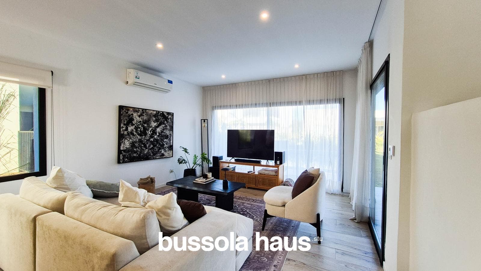 4-Bedroom House for Sale on an Interior Lot with a Pool in Vila Marina Villanueva