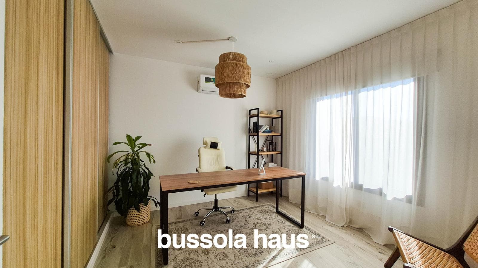 4-Bedroom House for Sale on an Interior Lot with a Pool in Vila Marina Villanueva
