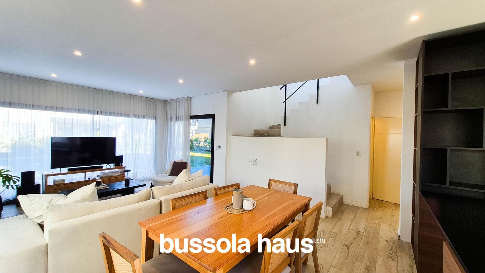 4-Bedroom House for Sale on an Interior Lot with a Pool in Vila Marina Villanueva