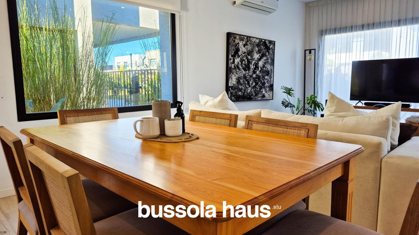 4-Bedroom House for Sale on an Interior Lot with a Pool in Vila Marina Villanueva