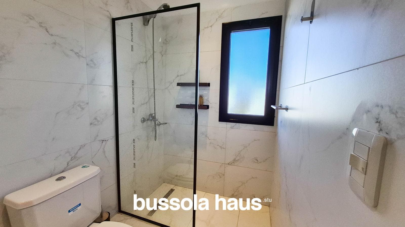 4-Bedroom House for Sale on an Interior Lot with a Pool in Vila Marina Villanueva