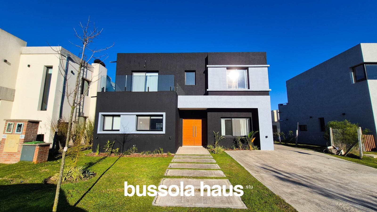 4-Bedroom House for Sale on an Interior Lot with a Pool in Vila Marina Villanueva