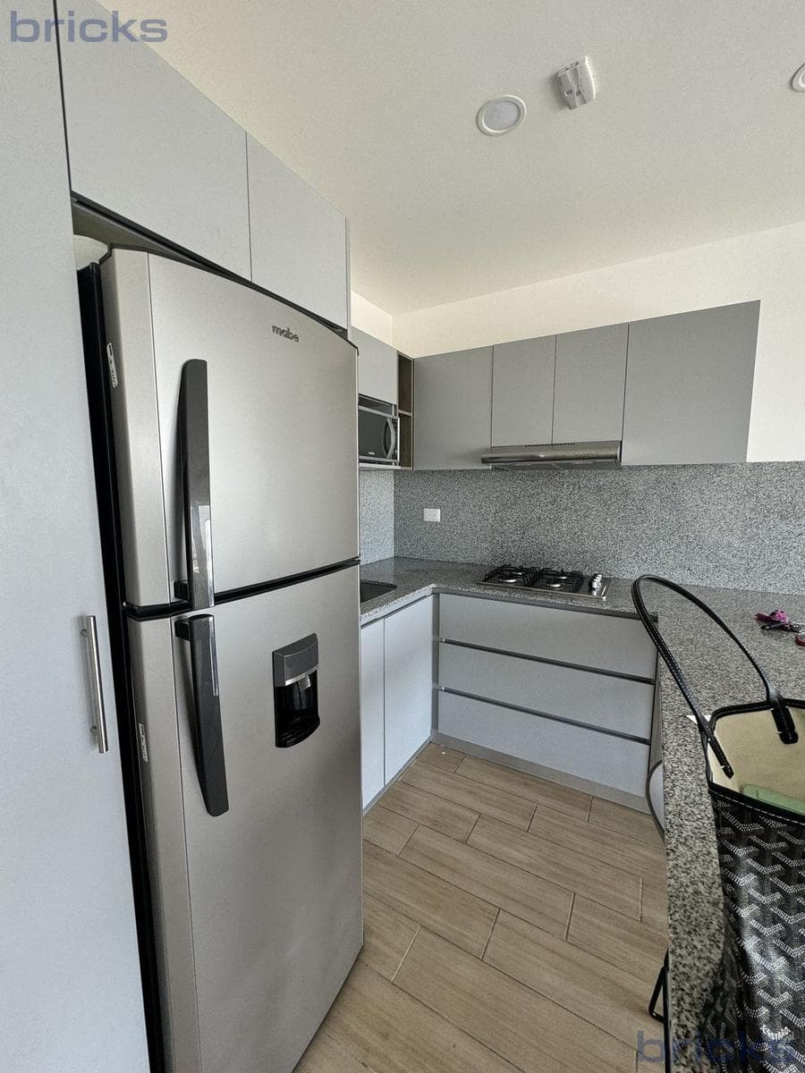 Renta de1 Habitación con Baño Privado en Depa Compartido ( solo mujer ) – Zibatá, Querétaro.