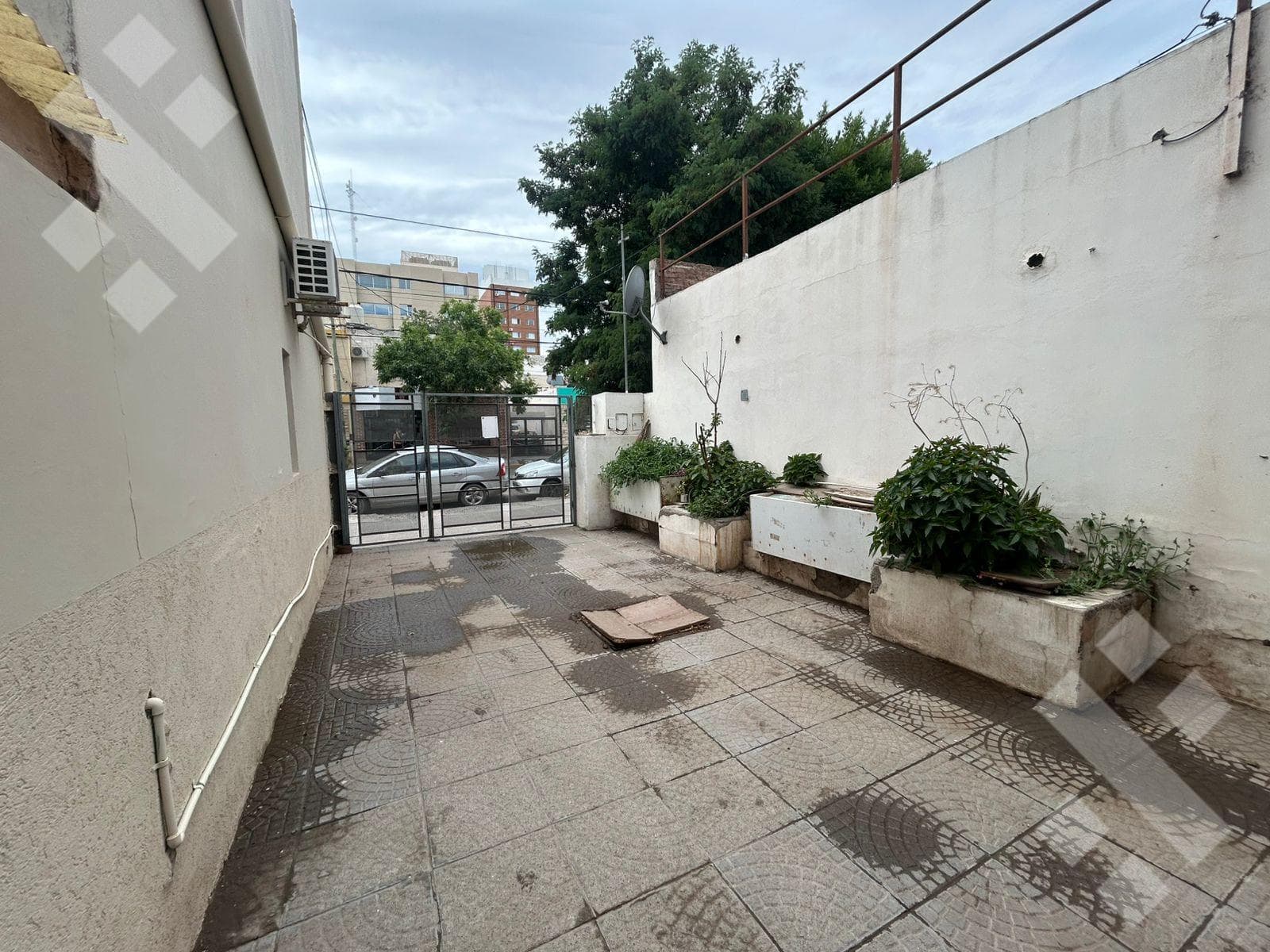 Two-bedroom apartment in need of renovation in Neuquén City